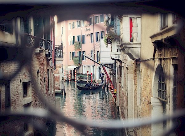 gondola_ride_in_venice_original_934302.jpg